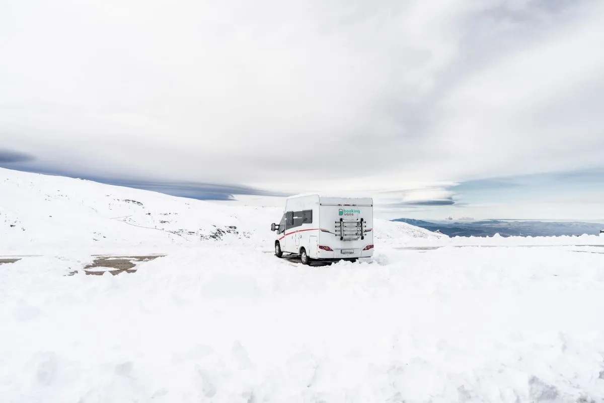Autocaravana en un paisaje nevado