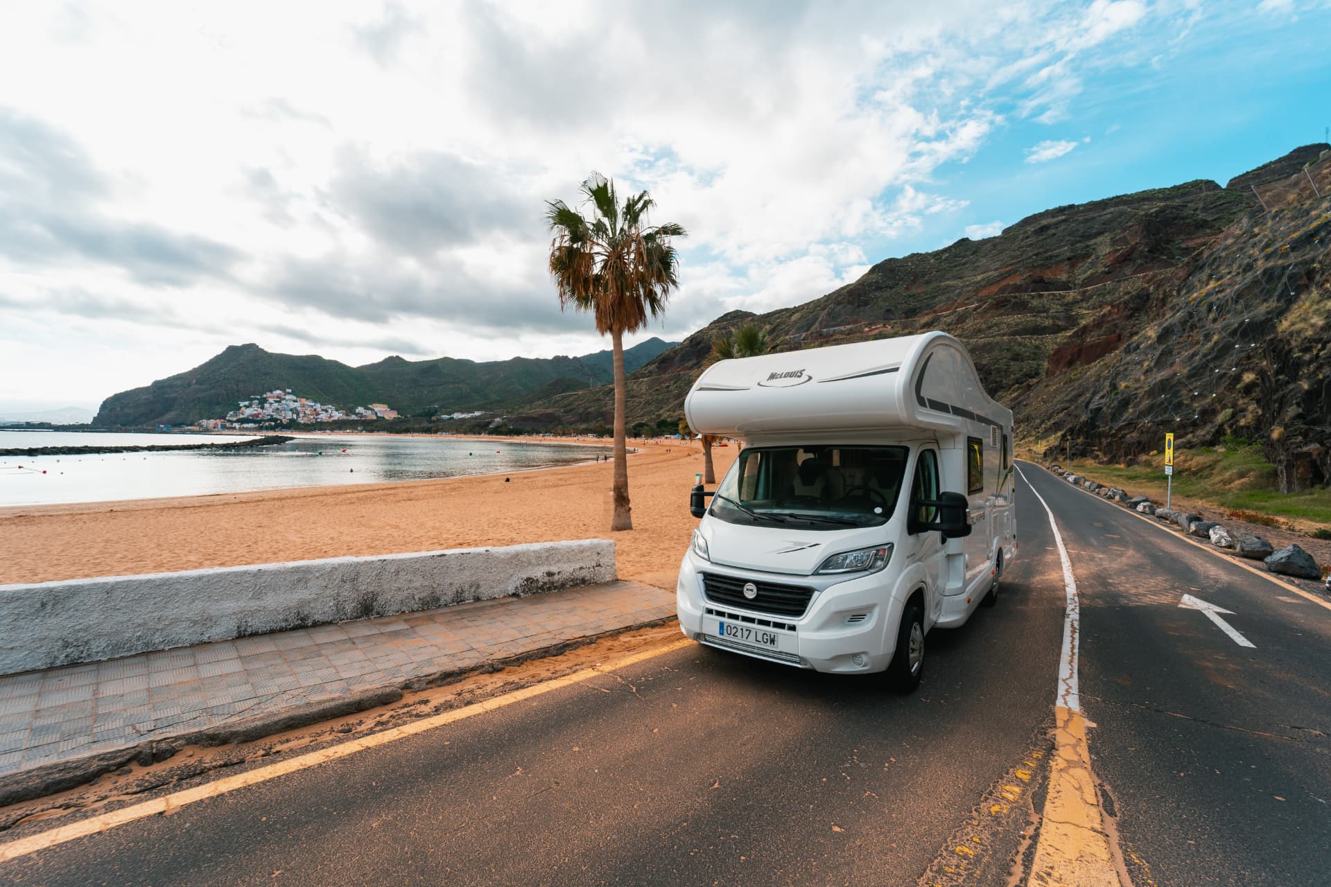 McLouis Glamys 322 junto a la playa de Las Teresitas, Tenerife