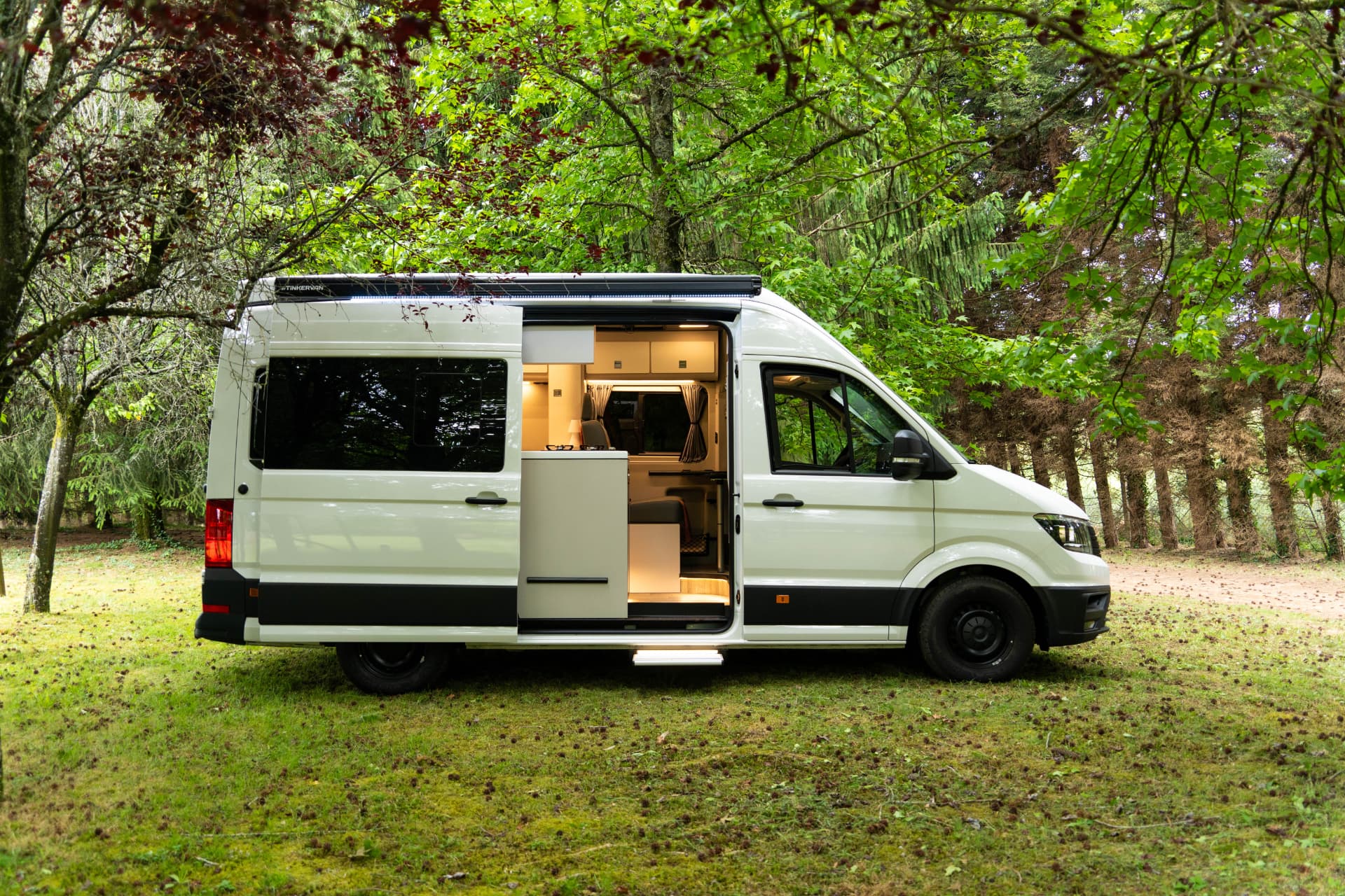 Volkswagen Crafter Anaga vista lateral con la puerta abierta