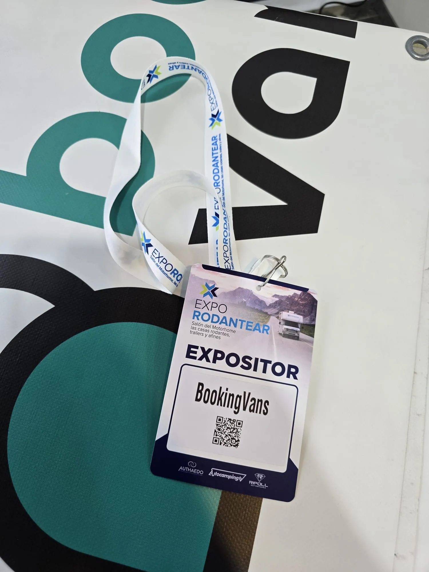 Stand de Bookingvans en ExpoRodantear 2024, en Buenos Aires