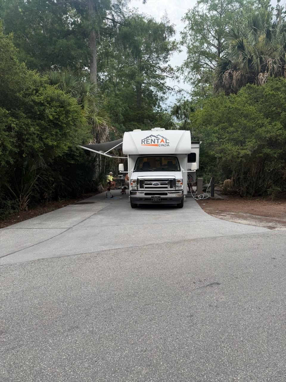 Autocaravana circulando por el camping de Fort Wilderness