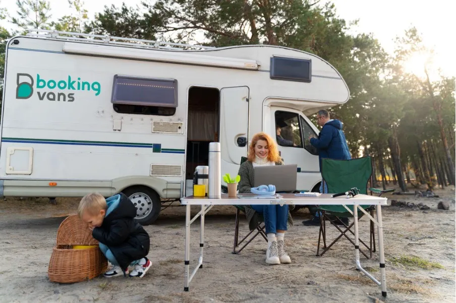Objetos imprescindibles preparados para un viaje en autocaravana