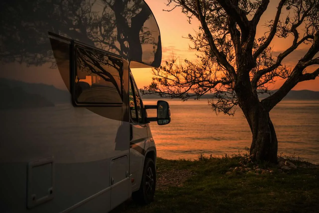 Autocaravana de viaje en septiembre