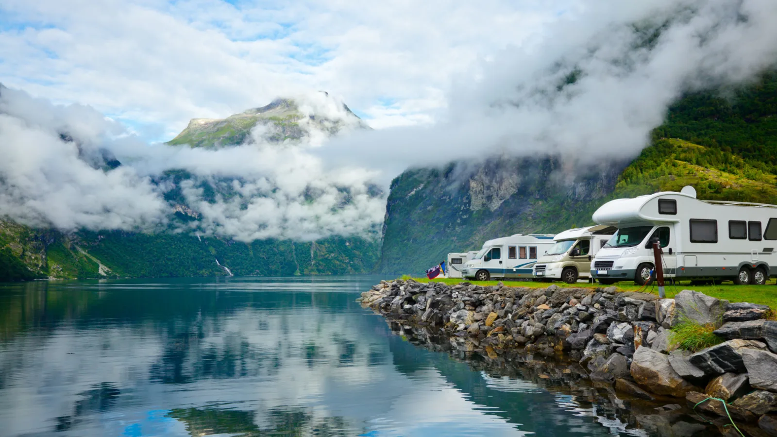 Vistas al lago junto a autocaravanas