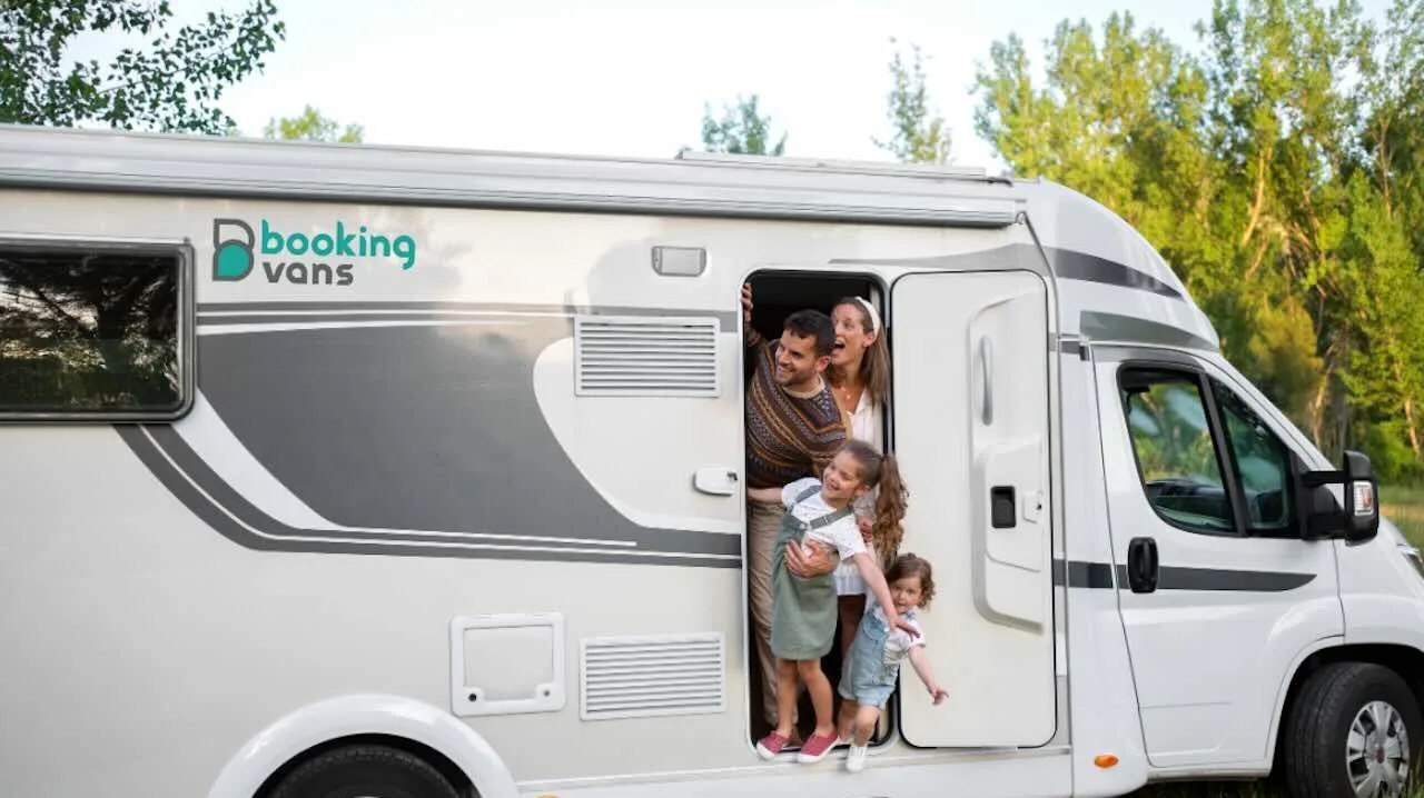 Familia de vacaciones en autocaravana en Semana Santa