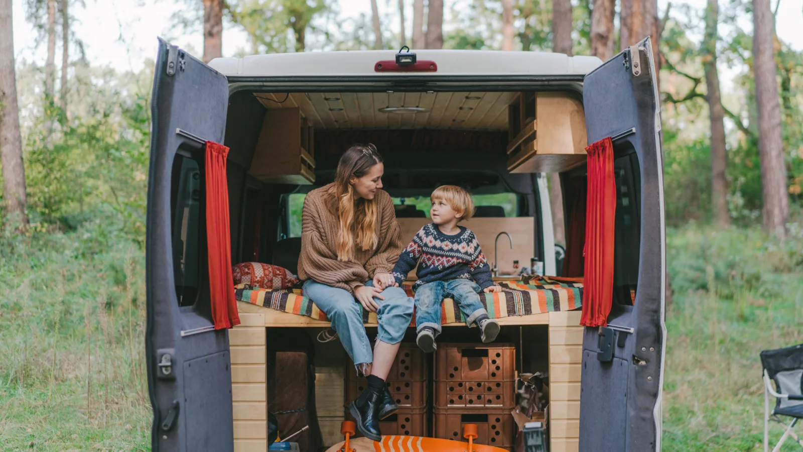 Familia viajando en autocaravana en invierno con niños