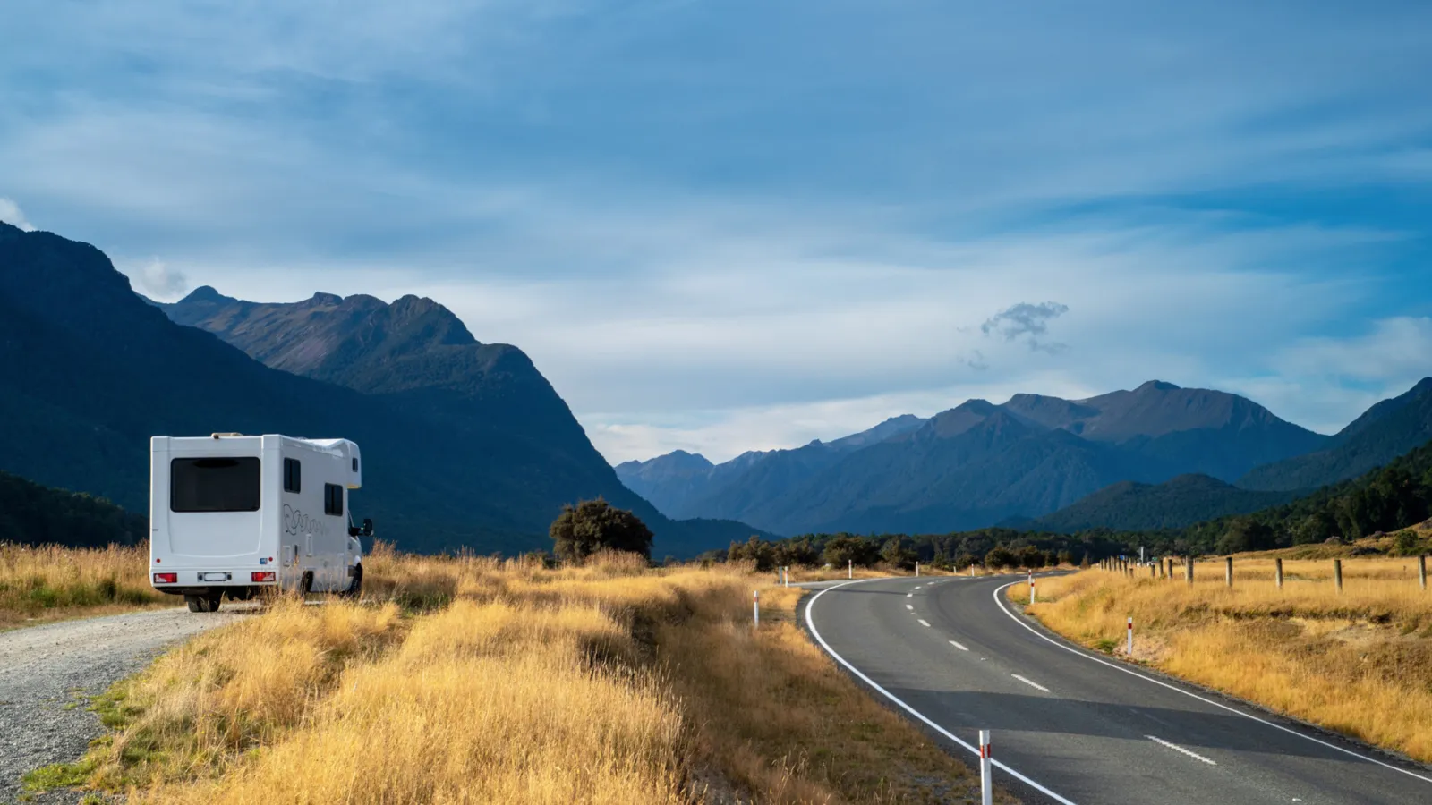 Autocaravana aparcada en un entorno natural de España