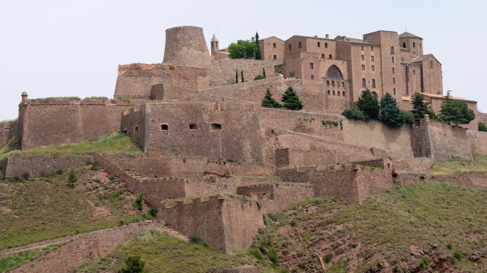 Monasterio entre montañas de Cataluña