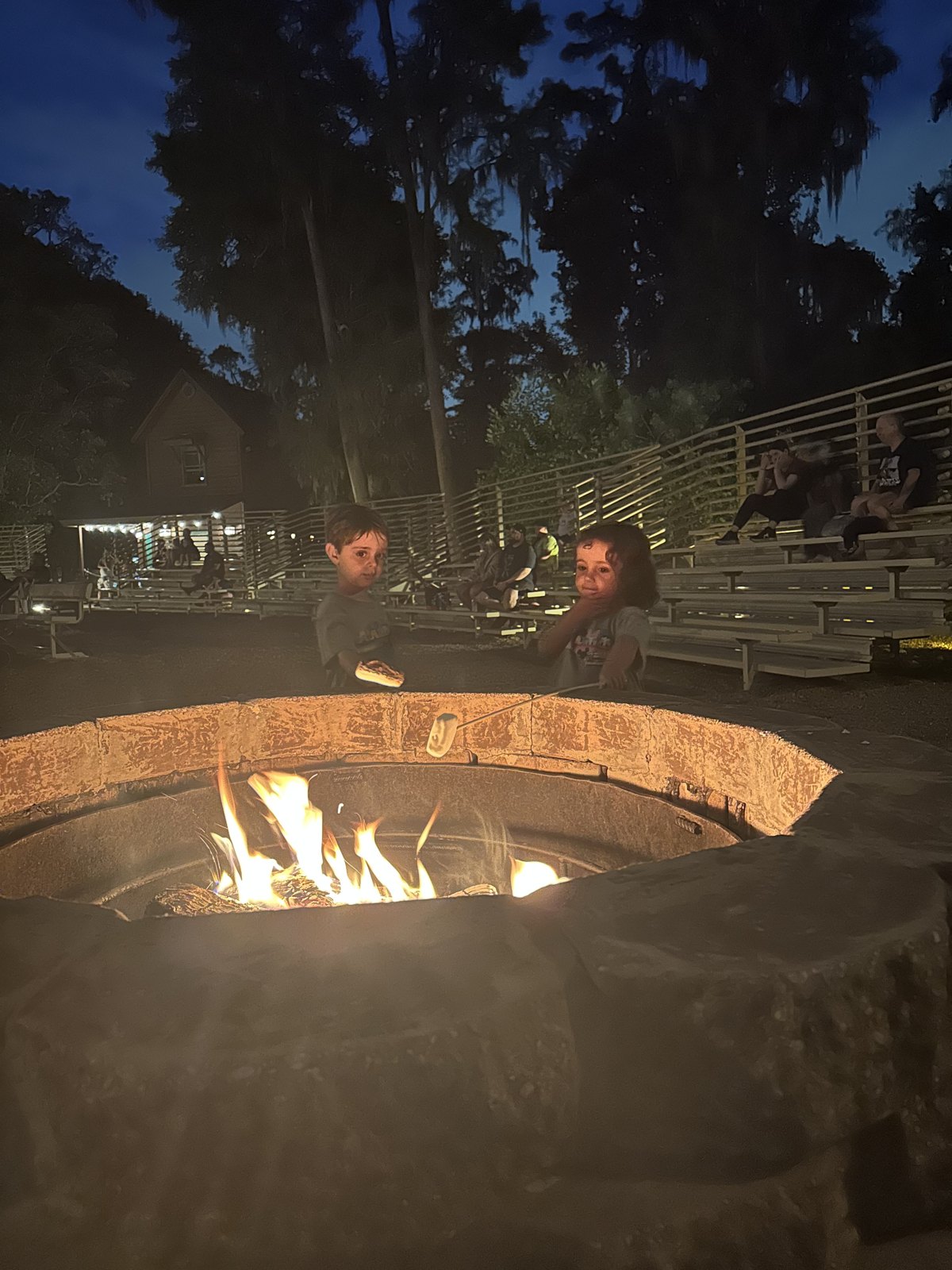 Fogata en la parcela del camping