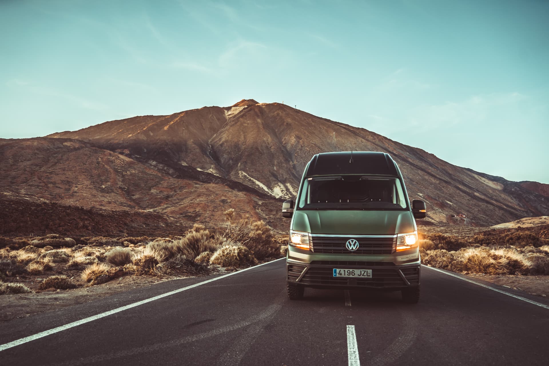 Volkswagen Crafter verde de frente en una carretera de Tenerife con el Teide al fondo