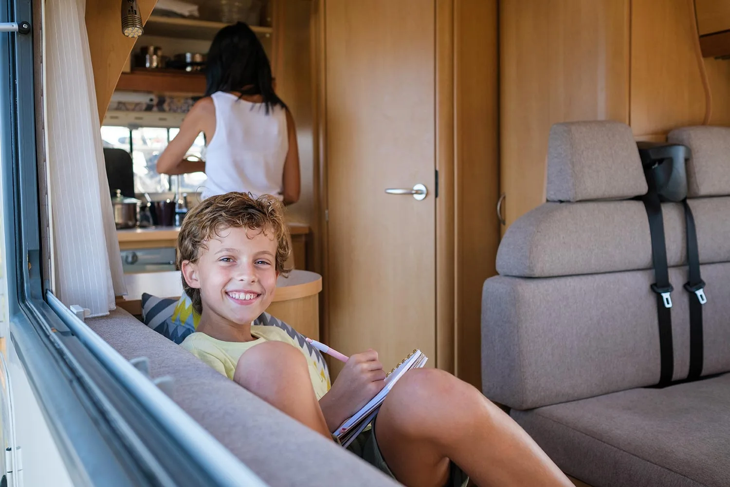 Niño disfrutando del viaje en autocaravana