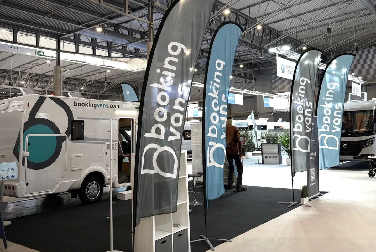 Stand de Bookingvans en una feria de autocaravanas